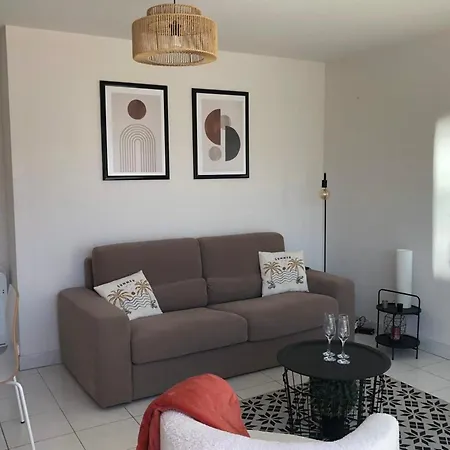 Apartament With Bright Sunny Balcony