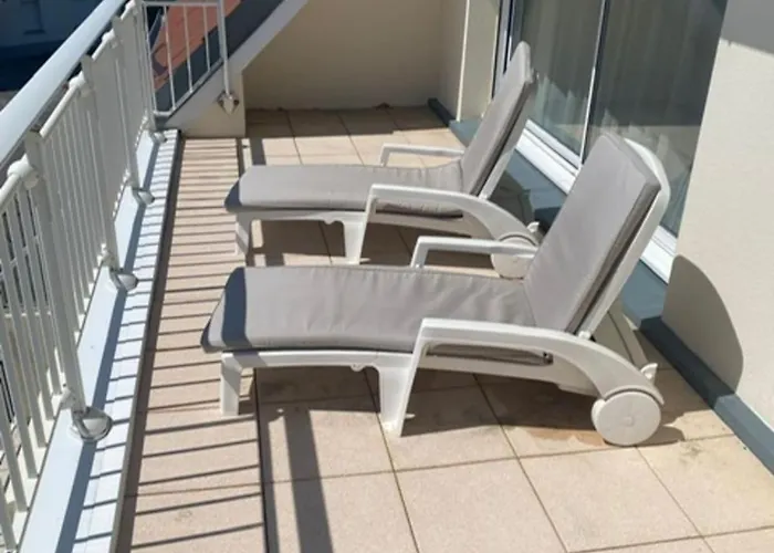 Appartement With Bright Sunny Balcony *